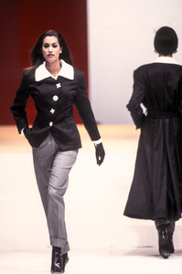 157641240_LauraBiagiotti1992WomenRTW55.thumb.jpg.c331f111d8f16e213230d4d0f619fbc8.jpg