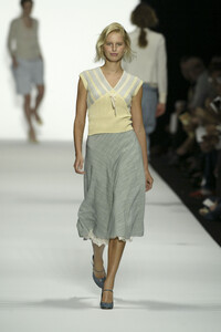 1578944246_MarcJacobs2004WomenRTW17.thumb.jpg.6acf15f068643a7c131c9dff2314eb92.jpg