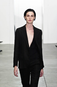 1593124352_HelmutLang2001WomenRTW18.thumb.jpg.b0607318e41459798e4894f88da02338.jpg