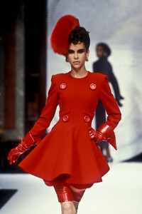 1596701808_ChristianDior1992HauteCouture65.thumb.jpg.210f7f1c77c0d8ad95b2c66bf53acb93.jpg