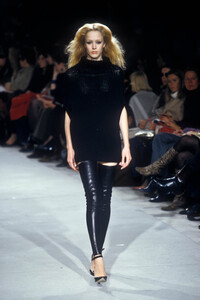 1596992591_Givenchy2000WomenRTW15.thumb.jpg.21729553a2ac4b4ee06fa8a122d9ba45.jpg