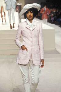 1635174547_Chanel1997WomenRTW152.thumb.jpg.0039b611e315bc3a6490304c5651db0d.jpg