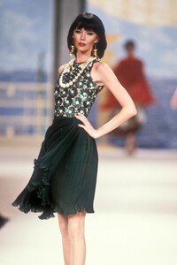 1641416126_Valentino1990HauteCouture115.thumb.jpg.1f96167db9255abc9edcd146f73efff2.jpg