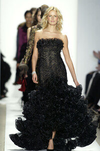 164394197_OscardelaRenta2004WomenRTW59.thumb.jpg.b6b2be989cf265f225b26396d5bb40bd.jpg