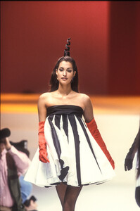 1649378557_LauraBiagiotti1992WomenRTW157.thumb.jpg.829e9d7370fefc7150b4c26e35d00af4.jpg