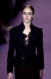 1654322282_YvesSaintLaurent2001WomenRTW18.thumb.jpg.216ced4cb869fe71d2064d1fdcf90eb1.jpg