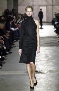 167618217_Lanvin2001WomenRTW9.thumb.jpg.d9d141598bbbd024b3496bcb9e8c5293.jpg