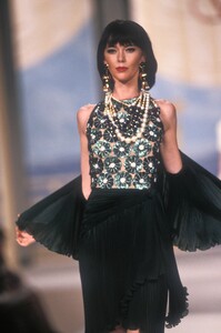 1681093401_Valentino1990HauteCouture114.thumb.jpg.d5c4ae70711b856d4c365f9158bd14de.jpg