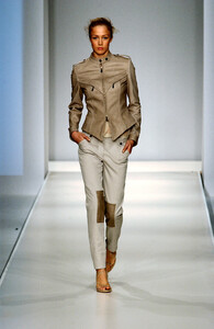 1682135732_MaxMara2002WomenRTW27.thumb.jpg.977130256ea298cf8b9b003a287db2a0.jpg