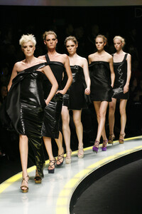 1691870830_Versace2008WomenRTW146.thumb.jpg.653cb1b6c37667051073f6d861667b7b.jpg