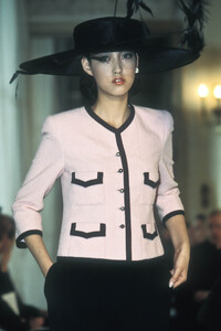 1706378740_Chanel1997HauteCouture91.thumb.jpg.31fe7242a9756a5f64638411bcfce6dc.jpg
