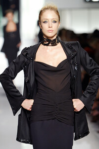 1747925943_EmanuelUngaro2003HauteCouture78.thumb.jpg.a0589b254ef32760614c9a7c1148312e.jpg