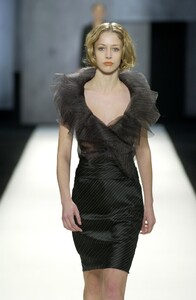 1769529358_DonnaKaran2001WomenRTW9.thumb.jpg.ac2d29f697d9f729e0c5b5225dc49440.jpg