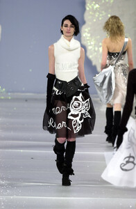 1777948964_Blumarine2001WomenRTW96.thumb.jpg.e3283bd2a80192dc3a75813835a20414.jpg