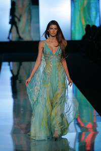 1788595985_ElieSaab2005HauteCouture7.thumb.jpg.8f297dda943215ff38ab95d8c055e2d0.jpg