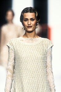 1792445899_Valentino1994WomenRTW5.thumb.jpg.2a2ada1a05255086c221ceb2629368f4.jpg