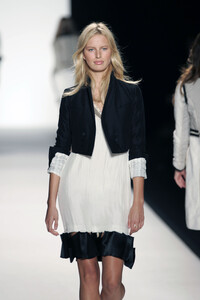 1801899708_Chloe2005WomenRTW84.thumb.jpg.3319f403d7f6791e23539f79d19cb7d7.jpg