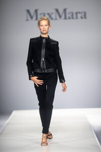 1812628726_MaxMara2002WomenRTW25.thumb.jpg.a45492585d91e32aaac05046acbe5157.jpg