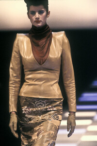 1815431535_Givenchy1998WomenRTW82.thumb.jpg.b283d36abee5656447a981ae7dfc245e.jpg