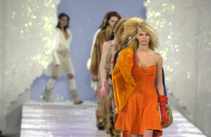 1820649158_Blumarine2001WomenRTW100.thumb.jpg.222e73e52eff02b536742049b3f2f00d.jpg
