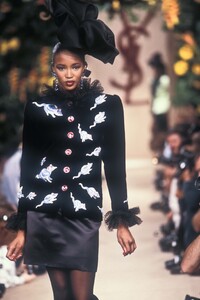 1827857284_YvesSaintLaurent1987HauteCouture99.thumb.jpg.6ebd2a3d5047e2a610d0345afadf82c7.jpg