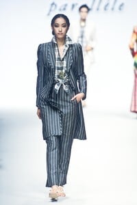 1837170912_EmanuelUngaro1997WomenRTW68.thumb.jpg.91833a2b34c4d8a159847522a3eaccac.jpg