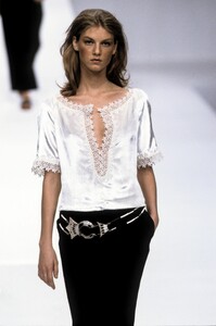 184058480_Valentino1999WomenRTW51.thumb.jpg.8506fb85626ef533ab6eca0a93796b0b.jpg