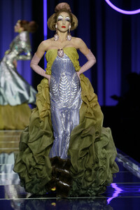 1854663592_ChristianDior2004HauteCouture208.thumb.jpg.acd5097f17cf123958fc953edab2950f.jpg
