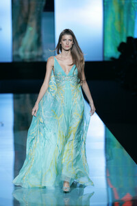 1872713520_ElieSaab2005HauteCouture6.thumb.jpg.4ed8f1fde3cb1057ca05ec45f49433f3.jpg