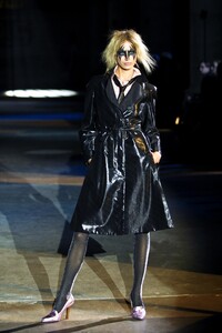 1881040577_AlexanderMcQueen2002WomenRTW71.thumb.jpg.f01985b39317fd23f318070316a2ba41.jpg