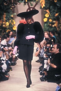 1887165154_YvesSaintLaurent1987HauteCouture93.thumb.jpg.eba8bb129b62a18a38a283468b6e825f.jpg