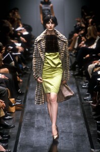 1891335751_Fendi1998WomenRTW141.thumb.jpg.11956e789a00f6c8dba6cbb75bd667cc.jpg