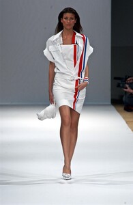 1939003957_JeanCharlesdeCastelbajac2002WomenRTW37.thumb.jpg.a0a0780739973a8e04947c00194c8f4e.jpg