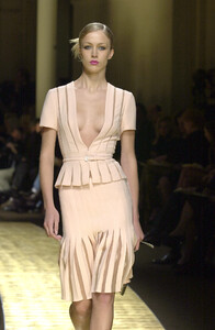 1947916818_Valentino2001HauteCouture84.thumb.jpg.7a22dcd1863c20a9f40d8f01766ff56d.jpg