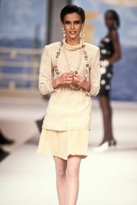 1961261412_Valentino1990HauteCouture46.thumb.jpg.aebce31ca8bb1bb43dea6b222fd9feaa.jpg