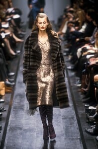 1991634163_Fendi1998WomenRTW40.thumb.jpg.e49bbdb6c87feef9de766251f6b3fee1.jpg