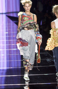 2004419763_JohnGalliano2002WomenRTW19.thumb.jpg.cace0dc60a1aed6128fdb0138ba291fe.jpg