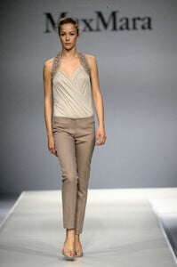 2007135568_MaxMara2002WomenRTW7.thumb.jpg.2752a35ab73ee3967256e429604645d8.jpg