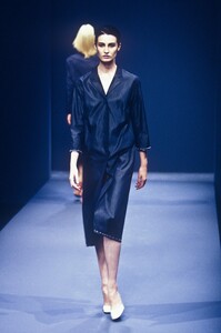 2012121287_Prada1998WomenRTW75.thumb.jpg.2dbb02990bc3aba412ee3bc7abf17521.jpg