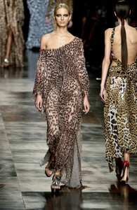 2016742056_YvesSaintLaurent2002WomenRTW84.thumb.jpg.e883d14228e0de475819ce35cd391018.jpg