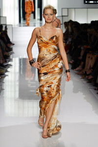 2025399772_EmanuelUngaro2003HauteCouture170.thumb.jpg.77659c94803944c79999eac657028c5e.jpg