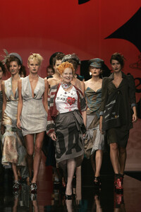 2044825379_VivienneWestwood2006WomenRTW186.thumb.jpg.8f317bed743adf84255da374a937e36a.jpg