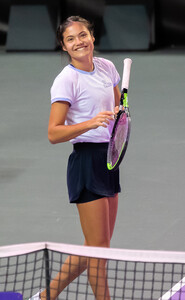 Transylvania_Open-Day_2-Emma_Răducanu_&_Gabriela_Ruse_-_practice_(51626332071)_(cropped).jpg