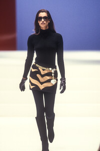 2086835392_LauraBiagiotti1992WomenRTW25.thumb.jpg.0a877a825a59ff63024af0bb26d94679.jpg