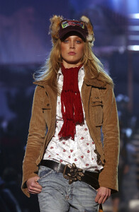 208793613_Dsquared22004WomenRTW62.thumb.jpg.b7dbe27025bb07ea70ec8fd6faf36adc.jpg