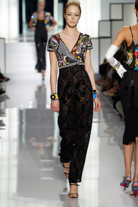 2089978853_EmanuelUngaro2003HauteCouture232.thumb.jpg.6cae82b0ca04419dfb51e192649d0c7a.jpg