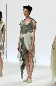 2092764248_HusseinChalayan2002WomenRTW90.thumb.jpg.9127e90499bbdc0c84e4a76b13463273.jpg