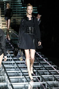 2103019405_DolceGabbana2007WomenRTW39.thumb.jpg.07087a402fa5d3a7e4e7a22ef9b3bfeb.jpg