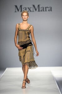 2117252517_MaxMara2002WomenRTW55.thumb.jpg.e4fe6bddf403b892ad185ef1a5c325f9.jpg