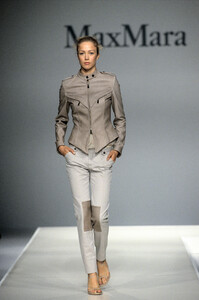 2124353611_MaxMara2002WomenRTW19.thumb.jpg.93a9d6a8900ac7b5eb90376f6edc256e.jpg